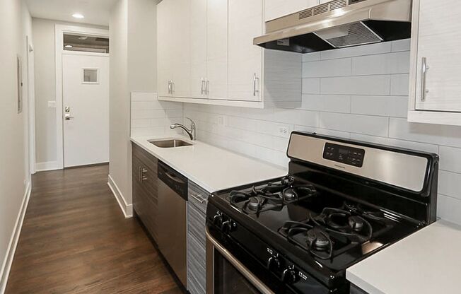 2 beds, 1 bath, 755 sqft, $2,895, Unit 3919-3E