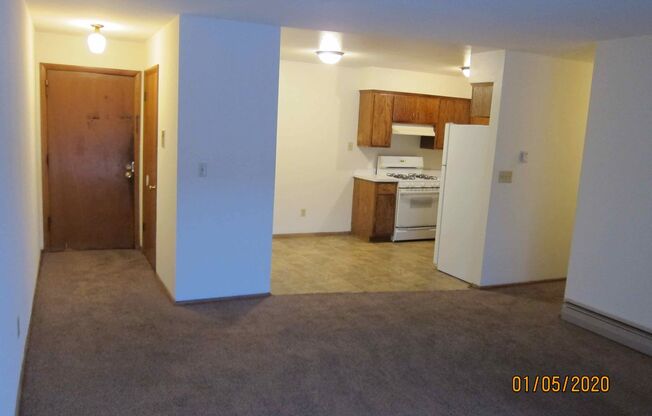 3 beds, 2 baths, $1,200, Unit 07