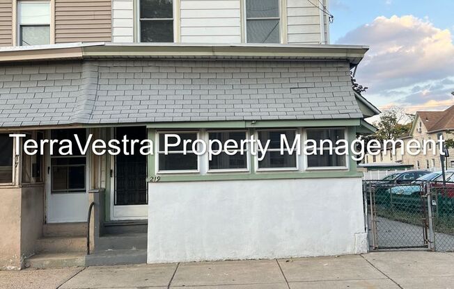 Great 4 Bed in Gloucester City! Eligible for $500 Security Deposit.