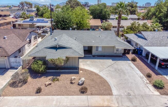 Beautiful single story, furnished 3BR/2BA home!