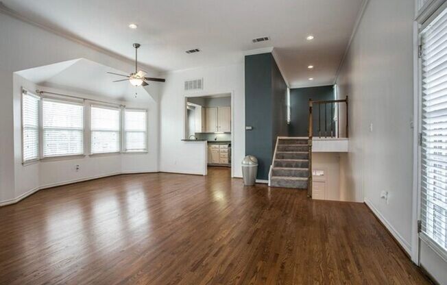 Beautiful 3 Level Condo in North Oak Lawn!