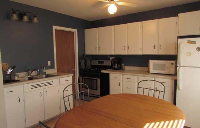 2 beds, 1 bath, $1,200