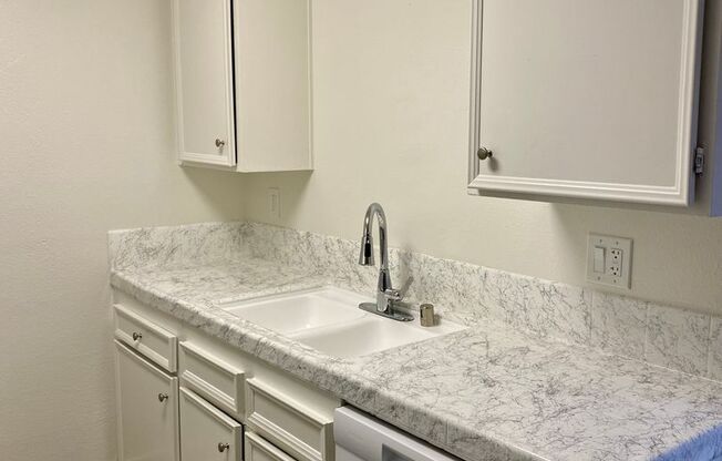 2 beds, 1 bath, 900 sqft, $2,300, Unit 8324-31