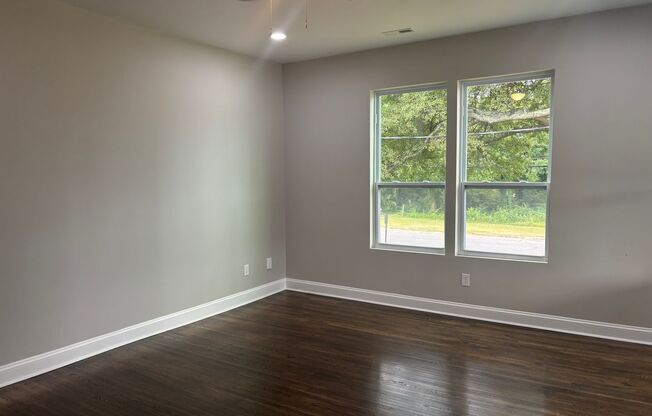 3 Bedroom 2 Bathroom Fully Renovated House - Lawn Care Included!