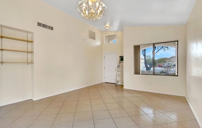 Sunlit Serenity in Rita Ranch – Vaulted Ceilings & Spacious Backyard Oasis