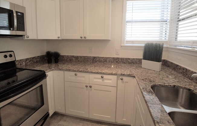 Beautiful  Remodeled First Floor 2/2 Condo x Rent in front of Full Sail.