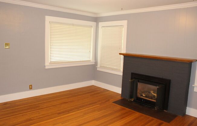 Charming bungalow with bonus office or Art Studio space! Beaumont/ Alameda!