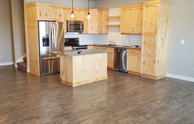 3 beds, 2.5 baths, $2,250, Unit 307