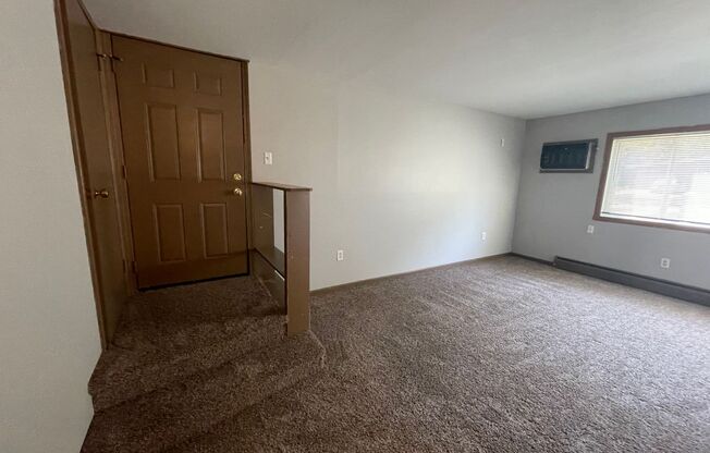 2 beds, 1 bath, $845, Unit 1