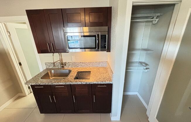 Gorgeous Studio home in Downtown Las Vegas! ALL UTILITIES INCLUDED!