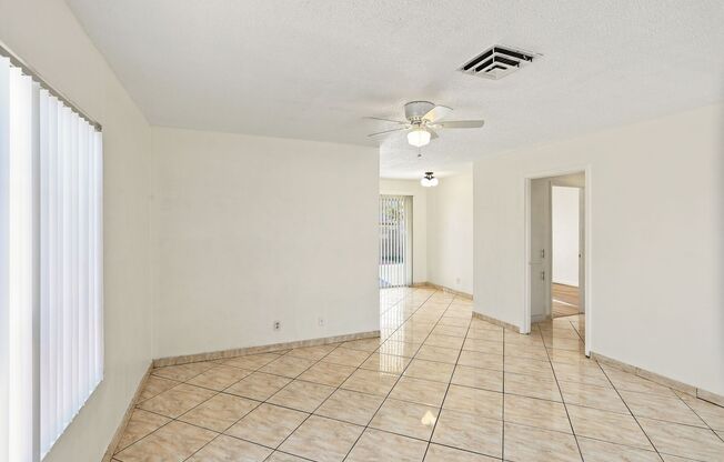 3 Bedroom Home Located In The Heart Of Spring Valley
