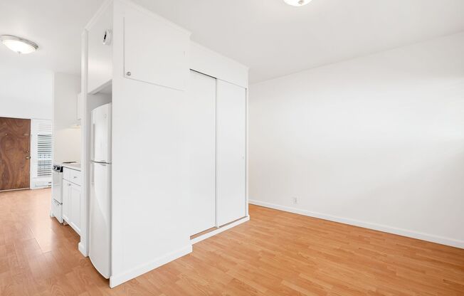 Studio, 1 bath, 355 sqft, $1,275, Unit 301