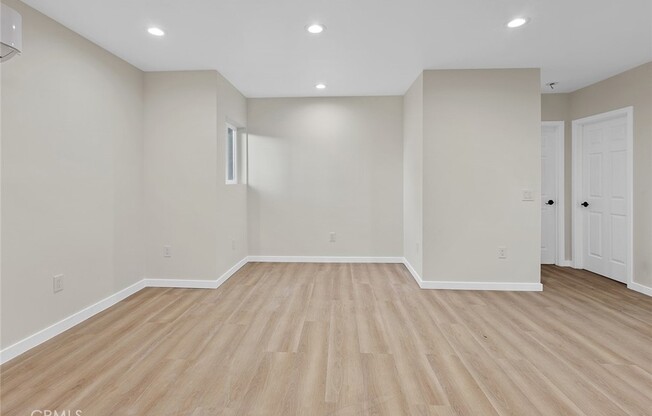 5039 5 AVE