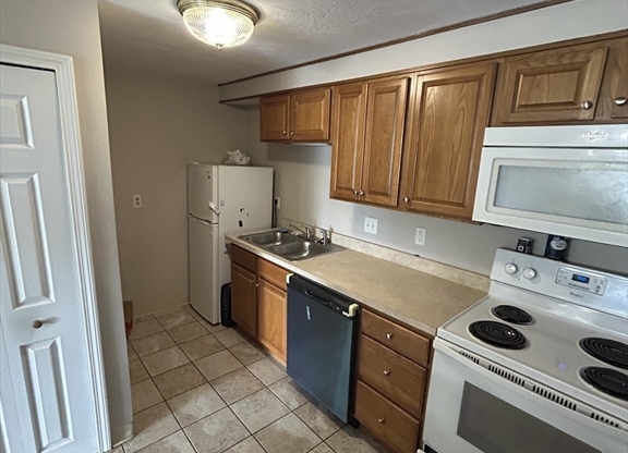 2 beds, 2 baths, 1,050 sqft, $1,800, Unit D61