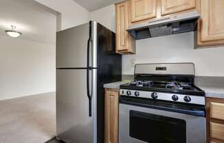 Electric Range In Kitchen at The Fields of Arlington, Arlington, VA, 22204