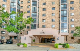 Sunny Garden-Level Condo Minutes from Old Town & Metro