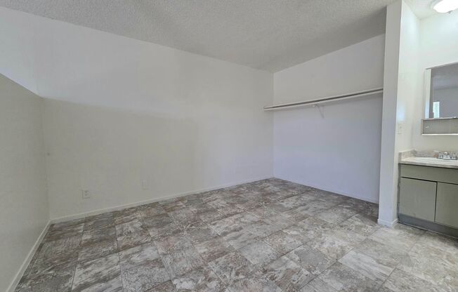Studio, 1 bath, 400 sqft, $995, Unit 5A