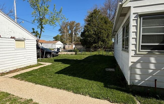 SINGLE FAMILY, 3 BEDROOMS, 2 KITCHENS, 2 BATHS 2 GARAGES, FENCED YARD!
