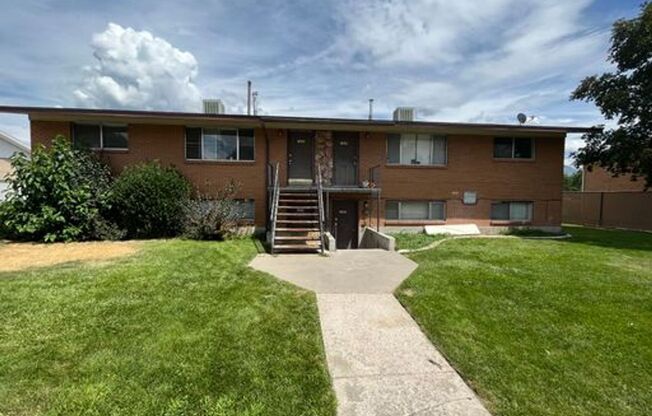 2 beds, 1 bath, $1,195, Unit CREC 4 Plex - 1433