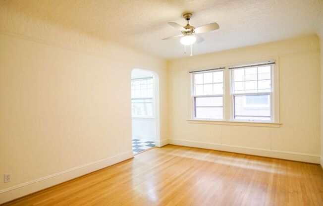 Vintage NW Classic Studio Close to NW 21st & 23rd Ready Mid-May!