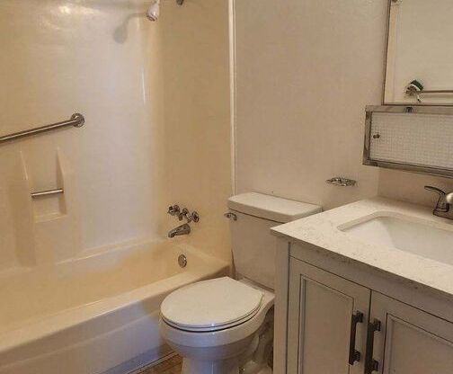 2 beds, 1 bath, 715 sqft, $995, Unit A204