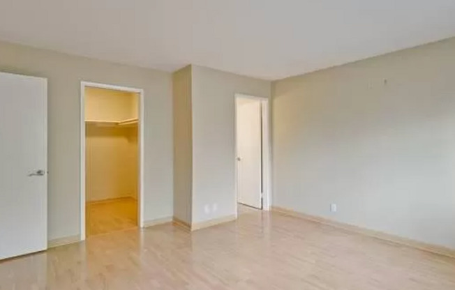 Remodeled 2 Bed, 2 Bath Condo in Desirable Greenhouse Community- MOVE IN SPECIAL!