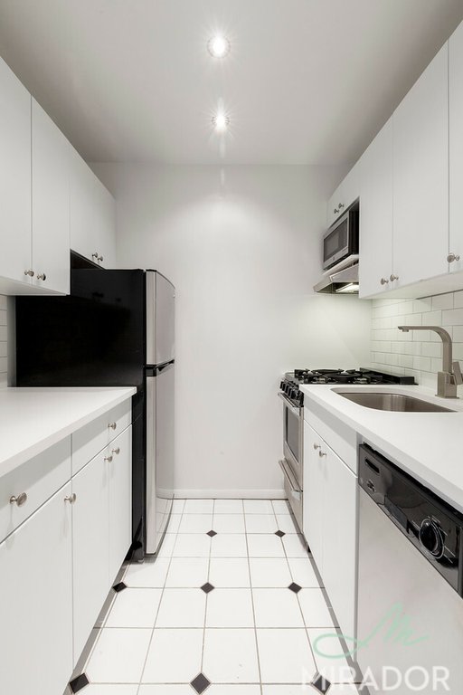 43 W 16 ST