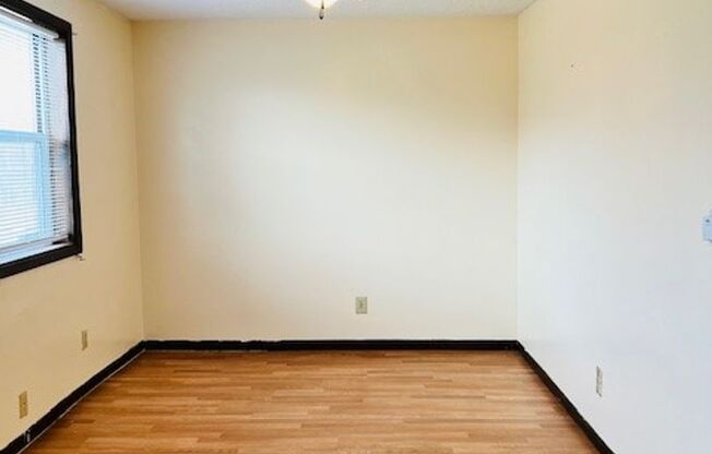 2 beds, 1 bath, $650, Unit 104 10th St. #8