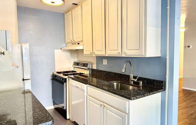 2 Bed 1 Bath - Pets Welcome! Parking!