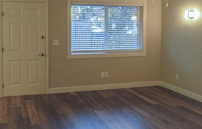 Updated 2 Bedroom Duplex in Salem Available April ***