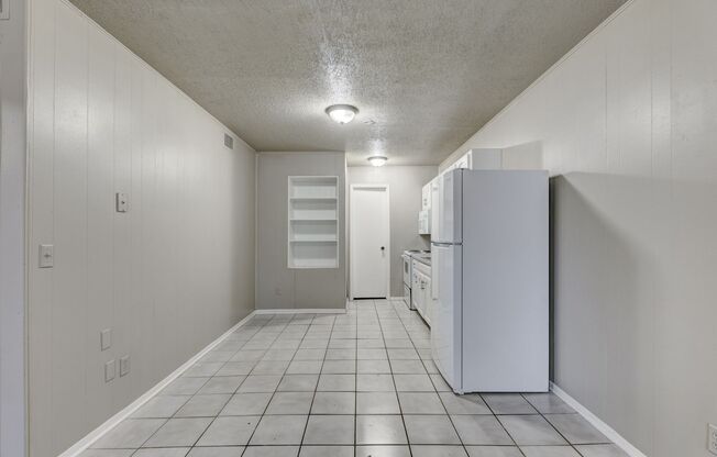 2 beds, 1 bath, $795, Unit Apt #2