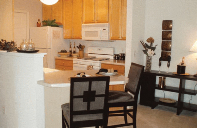 2 beds, 2 baths, 1,300 sqft, $2,130, Unit 13 2214 C