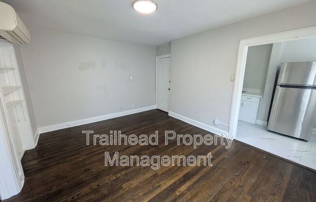 1605 W 37 ST