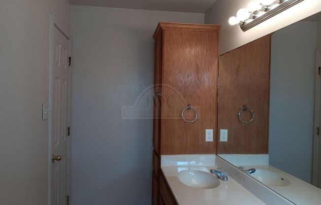 3 beds, 2 baths, $1,250, Unit 1302 Nicholas Cir Unit B