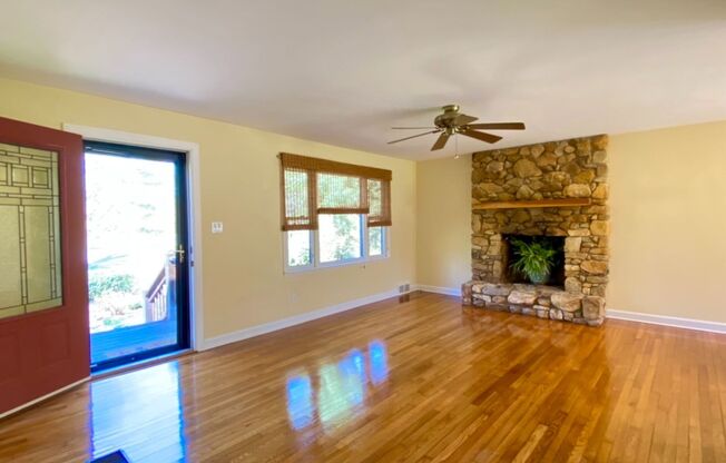 Beautiful Creekside Cottage in North Asheville