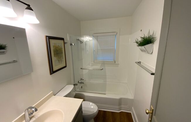 1 bed, 1 bath, $1,200, Unit 213 Oakwood