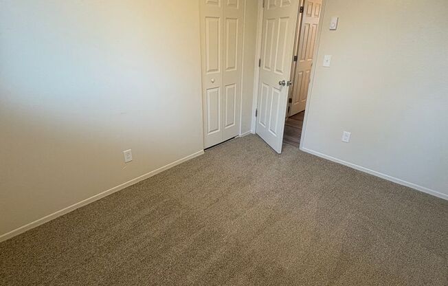 3 beds, 1 bath, $1,695, Unit 346-06