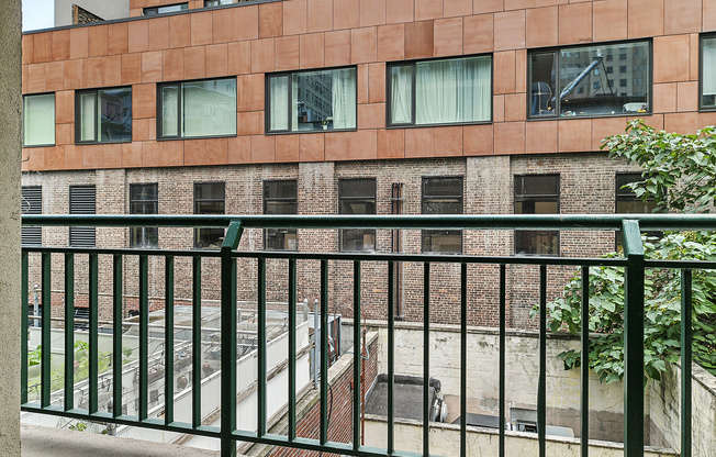 325 W 51 ST