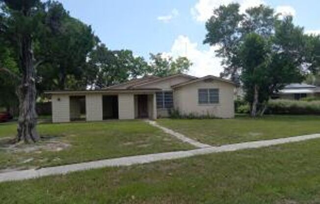 Large corner lot in Ormond Beach.