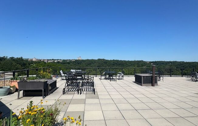 Spacious Studio Apartment W/Roof Top, Gym, Laundry, Front Desk, & Much More!