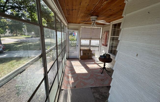 2 Bed 1 Bath Right off McKennan Park