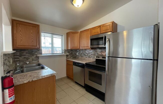 Charming 2 Bedroom, 1 Bathroom Home in Aurora