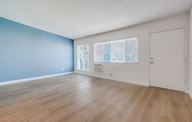 333 W Queen St