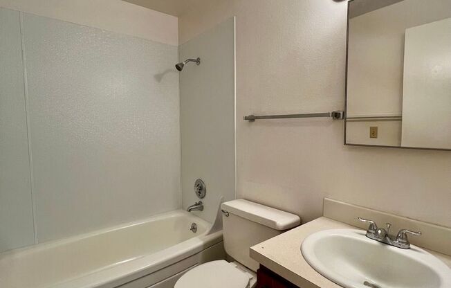 1 bed, 1 bath, $950, Unit R