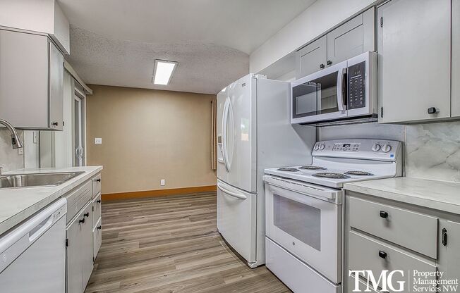 Renovated Washougal 2 Bed 1 Bath Duplex Water/Sewer Included!!