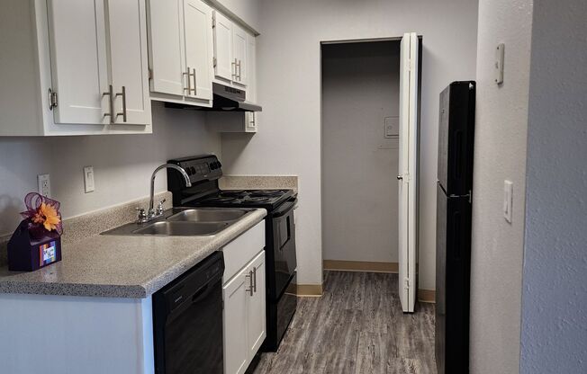 2 beds, 2 baths, 883 sqft, $1,210, Unit 215