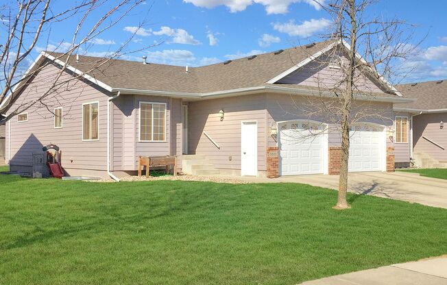 BEAUTIFUL & SPACIOUS 4 BD, 2 BA TOWNHOME WITH A FULLY EQUIPED KITCHEN, VAULTED CEILINGS, FIREPLACE, ATTACHED GARAGE & PET FRIENDLY!!