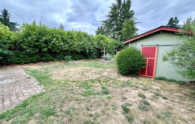 2-Bedroom House with Fully Fenced Backyard with Garden