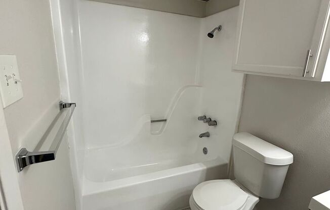 2 beds, 1 bath, 810 sqft, $1,100, Unit 102
