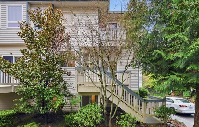 Modern Bellevue Townhome with Great Finishes